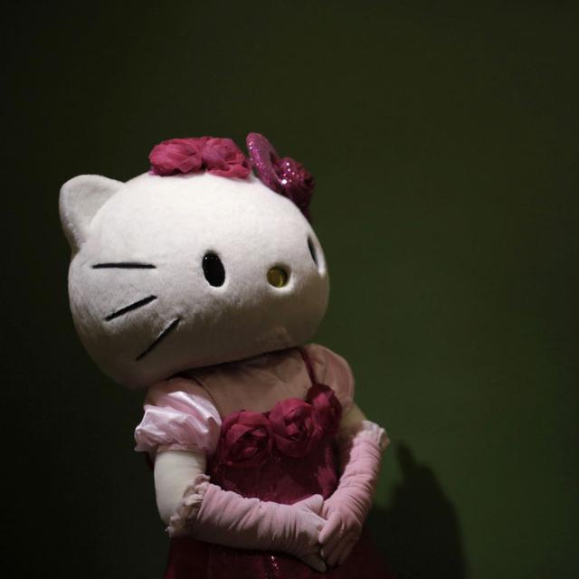 Un model déguisé en Hello Kitty, ce personnage né au Japon et dénué de bouche.
Eugene Hoshiko 
Keystone [Eugene Hoshiko]