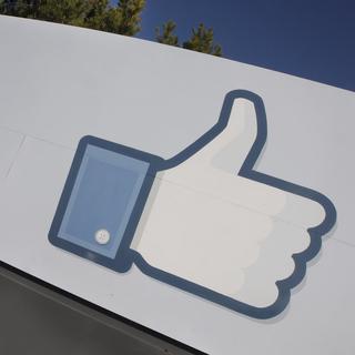 Le logo de Facebook devant le siège californien du groupe. [Keystone - Paul Sakuma]