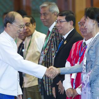 Le présisent birman Thein Sein (à gauche) et l'opposante Aung San Suu Kyi. [AFP - Ye Aung Thu]