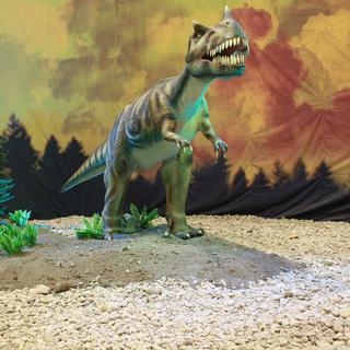 Un ceratosaurus dans son environnement, à voir dans le cadre de l'exposition "Le temps des dinosaures" à Genève. [Days Of The Dinosaur]