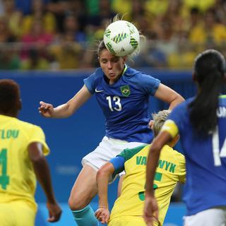 Les Brésiliens regardent, parfois découvrent le sport féminin, notamment les prouesses des joueuses de football. [AP/Keystone - Michael Dantas]