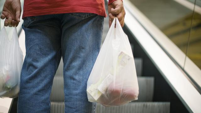 La suppression des sacs plastique s'avère compliquée. [Keystone - Gaëtan Bally]