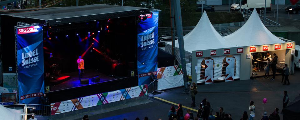 Stand de la RTS et scène extérieure du festival Label Suisse 2016. [Anne Bichsel]