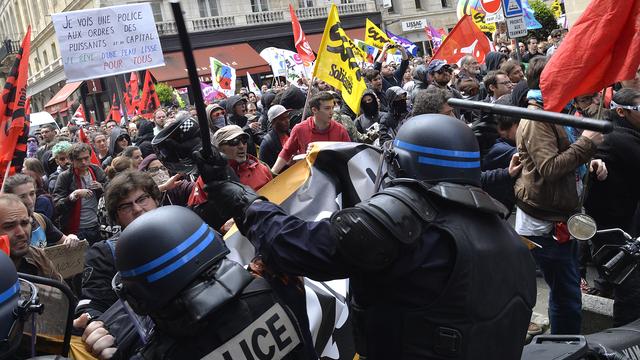 Des affrontements ont également eu lieu à Bordeaux entre manifestants contre la réforme du travail et policiers.