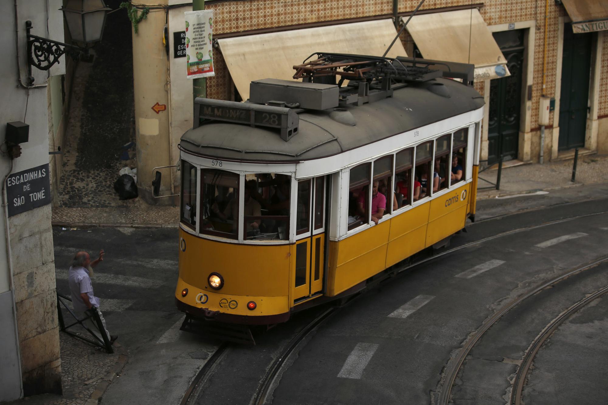 Un tramway dans le quartier d'Alfama. Lisbonne 2013.