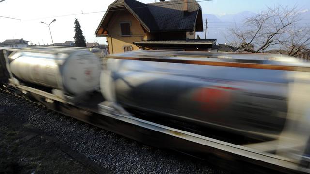 Produit en France, le chlore est transporté en Valais par rail le long des rives du Léman.