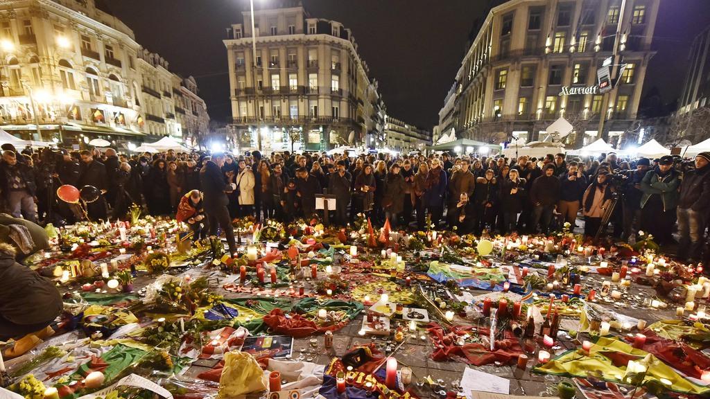 Des centaines de personnes se sont réunies mercredi soir sur la place de la Bourse à Bruxelles pour rendre hommage aux victimes. [AP Photo/Martin Meissner]