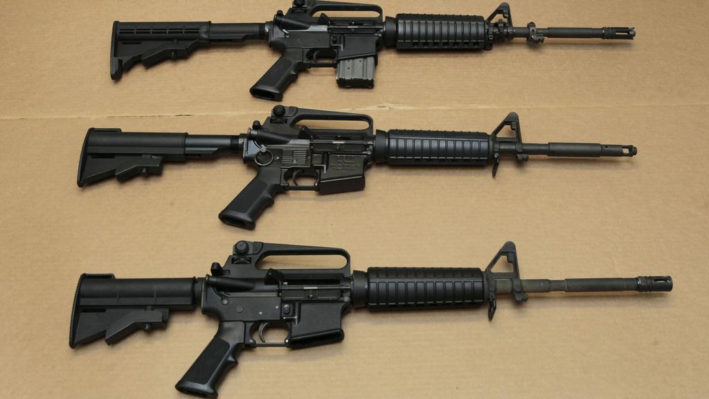 Divers modèles de l'arme utilisée par le tueur de la boîte gay d'Orlando. [Rich Pedroncelli]