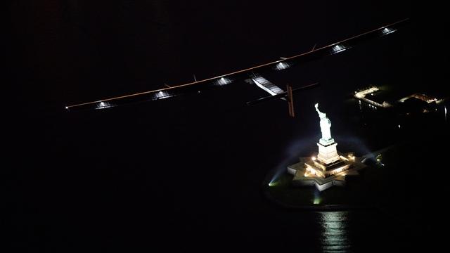 L'avion solaire a survolé la statue vers 02h20 (07h20 heure de Suisse). [www.solarimpulse.com]