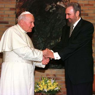 La relation entre Fidel Castro et l'Eglise catholique était ambigüe. [AFP - Paul Hanna]