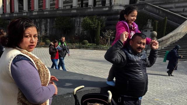 Tupi, Lala et leur petite fille sur la place de la Riponne à Lausanne. [RTS - Mathieu Henderson]