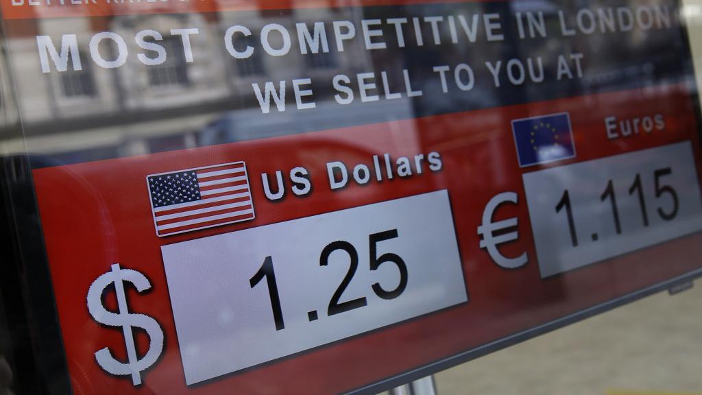 La livre sterling en chute face au dollar et l'euro. [key - AP Photo/Alastair Grant]