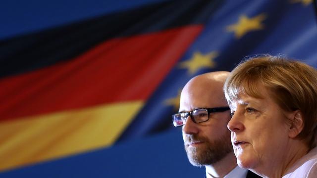 Angela Merkel et le secrétaire général de la CDU Peter Tauber avant leur congrès à Essen. [reuters - Kai Pfaffenbach]