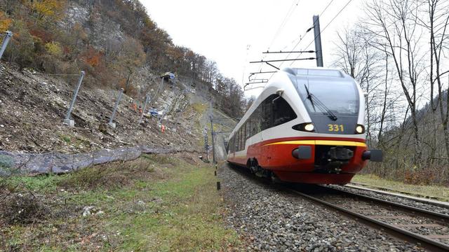 Une rame sur la ligne Neuchâtel-Pontarlier dans le Val-de-Travers. [Keystone - Christian Brun]