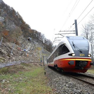 Une rame sur la ligne Neuchâtel-Pontarlier dans le Val-de-Travers. [Keystone - Christian Brun]