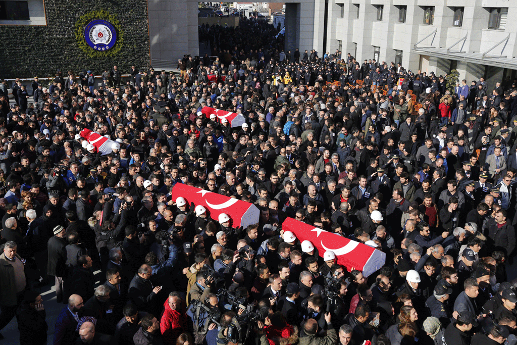 Enterrement des officiers de police décédé dans la nuit de samedi. [Reuters - Murad Sezer]