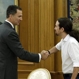 Le roi d'Espagne Felipe VI et le leader de Podemos, Pablo Iglesias. [Keystone - Angel Diaz - EPA]