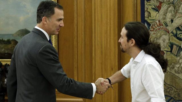 Le roi d'Espagne Felipe VI et le leader de Podemos, Pablo Iglesias. [Keystone - Angel Diaz - EPA]