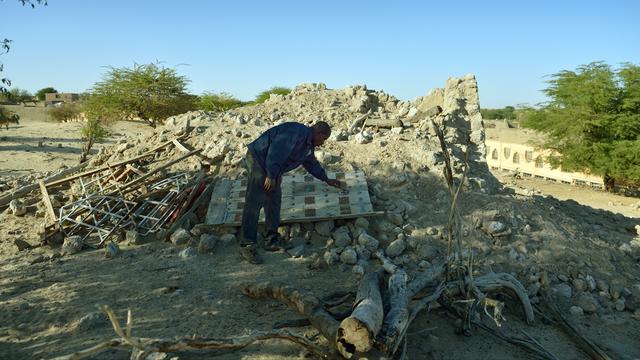 Les ruines du mausolée d'Alfa Moya, un saint musulman, dans le cimetière de Tombouctou après leur destruction en juillet 2012 par des islamistes. [AFP Photo - Eric Feferberg]