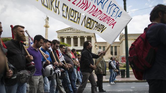 Les Grecs ont manifesté ce week-end dans les rues du pays. C'était la quatrième grève générale depuis le mois de septembre. [Keystone - Petros Giannakouris - AP Photo]