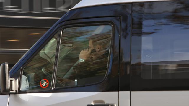 Un homme qui téléphone au volant. [Keystone - Gaetan Bally]