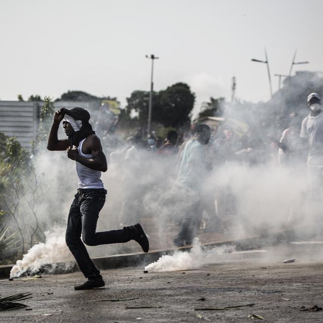 Un manifestant fuit les gaz lacrymogènes à Libreville le 31 août. [AFP - Marco Longari]