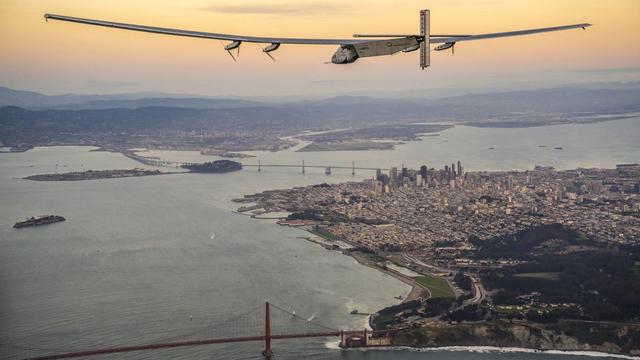 Solar Impulse survolant San Francisco ce dimanche 24 avril. [Keystone - Jean Revillard - EPA]