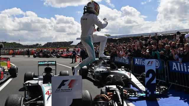 Lewis Hamilton savoure son succès qui le relance dans la course au titre mondial. [Andrej Isakovic]