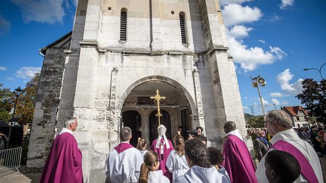 L'archevêque de Rouen a "lavé l'église" de sa profanation. [EPA/CHRISTOPHE PETIT TESSON]