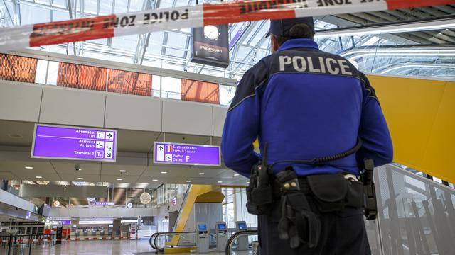 Un policier genevois lors d'une alerte à l'aéroport international de Genève. [Keystone - Salvatore Di Nolfi]