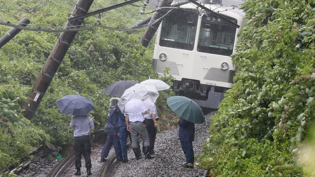 Déraillement d'une rame de train près de Tokyo, dû à un glissement de terrain. [Jiji Press/afp]