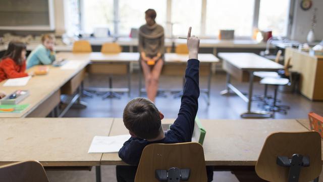 Plusieurs écoles alémaniques ont fait le choix d'interdire les fruits à coque par mesure de précaution. [Keystone - Gaëtan Bally]