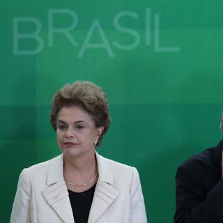 L'actuelle présidente Dilma Rousseff et l'ex-président Lula sont vertement critiqués par la population. [Eraldo Peres]
