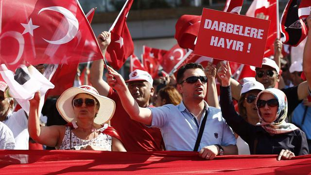Sympathisants du Parti républicain du peuple dans la rue dimanche à Istanbul. [EPA/Keystone - Sedat Suna]