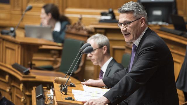 Pirmin Schwander, photographié à la tribune de la salle du Conseil national en avril 2016. [(KEYSTONE - Peter Schneider]