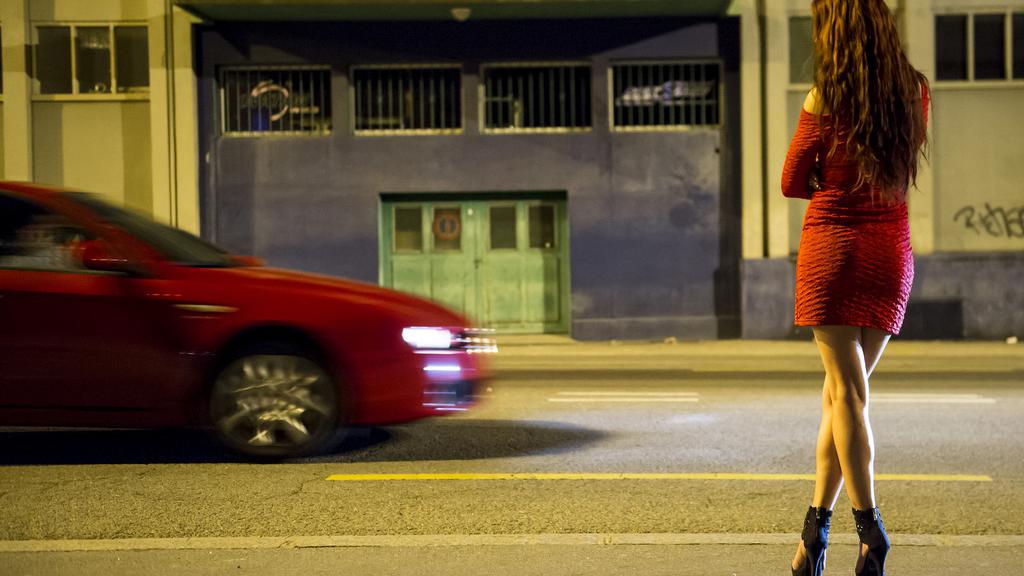 Une prostituée dans les rues de Lausanne [Keystone - Jean-Christophe Bott]
