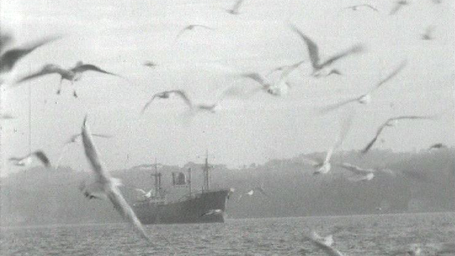 Bateau naviguant sur le Bosphore, Turquie, 1963. [RTS]