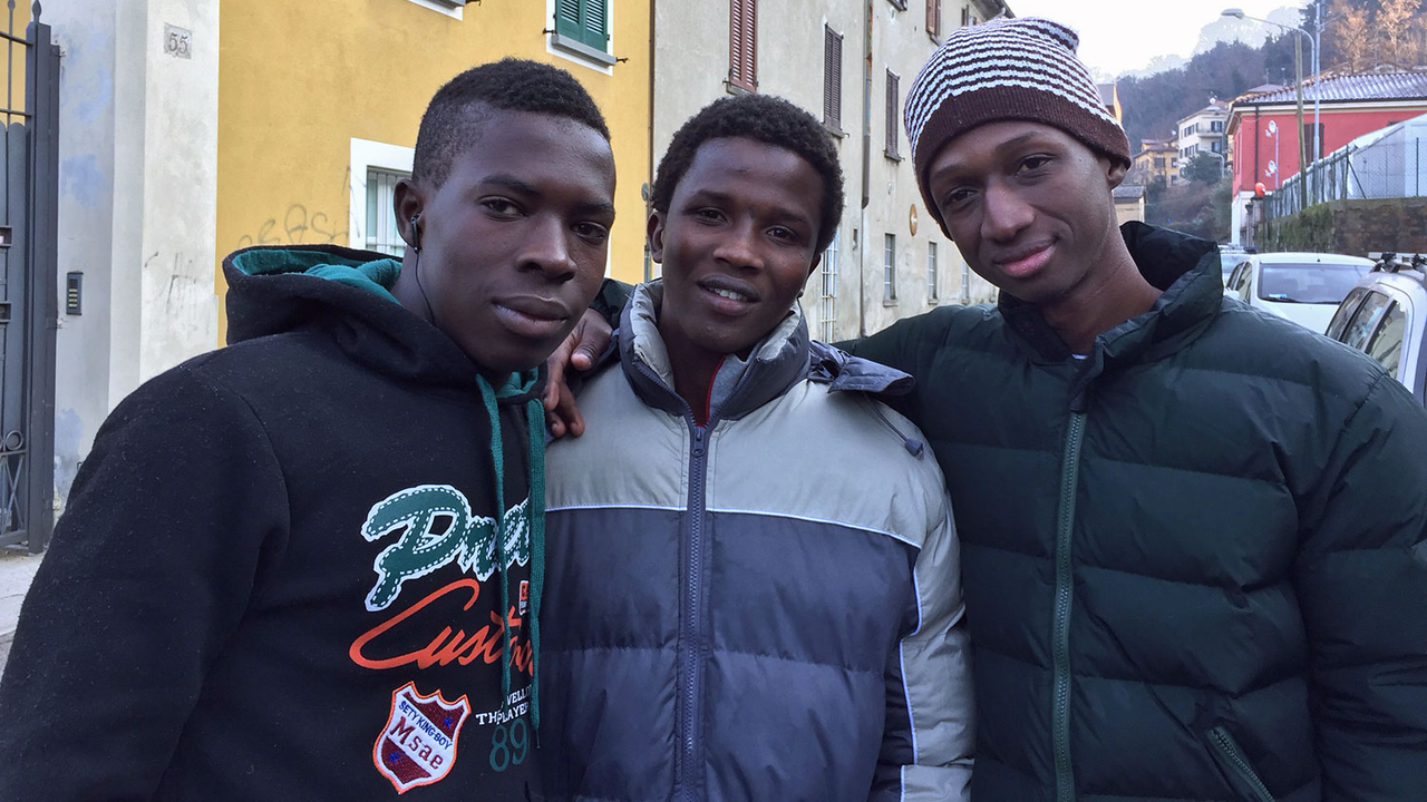 Les migrants qui arrivent à Côme sont essentiellement de jeunes hommes. [RTS - Nicolle della Pietra]