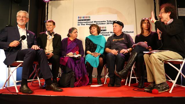 Quelques membres du "Tribunal Monsanto" en conférence de Presse, le 3 décembre 2015 à Paris. Au centre, Marie-Monique Robin, journaliste et marraine de ce tribunal citoyen. [monsanto-tribunalf.org - Solène Charasse]