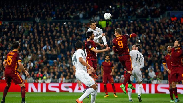 Ronaldo s'élève plus haut que Dzeko dans la surface de réparation romaine. [Francisco Seco]