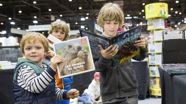 Des enfants au Salon du livre de Genève. [Keystone - Cyril Zingaro]