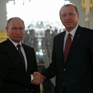 Le président russe Vladimir Poutine et son homolgue turc Recep Tayyip Erdogan. [Reuters - Osman Orsal]