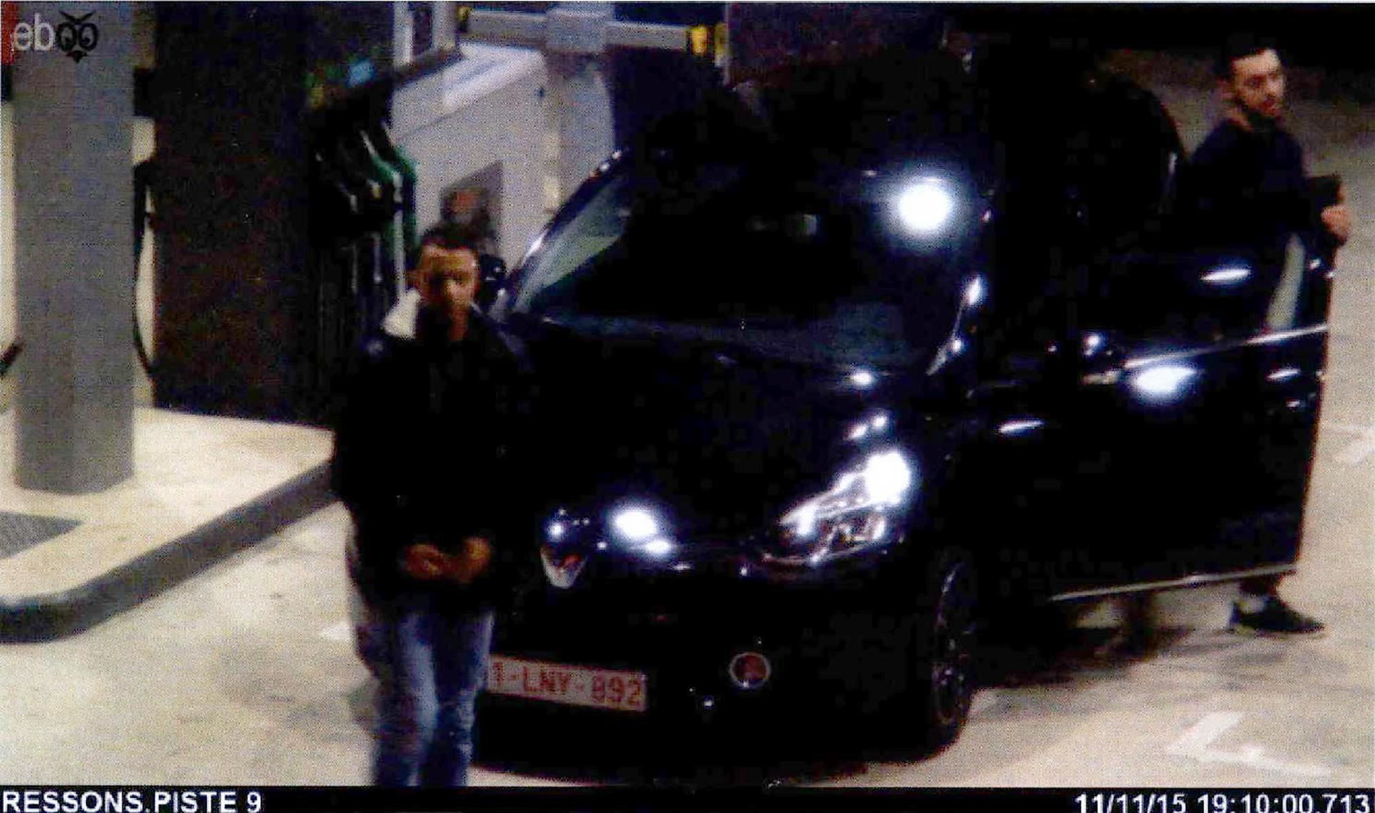 La vidéo de surveillance d'une station service montre Salah Abdeslam (à gauche) et Mohamed Abrini (à droite) le 11 novembre 2015 près de Paris.