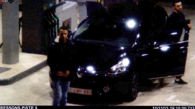 La vidéo de surveillance d'une station service montre Salah Abdeslam (à gauche) et Mohamed Abrini (à droite) le 11 novembre 2015 près de Paris.