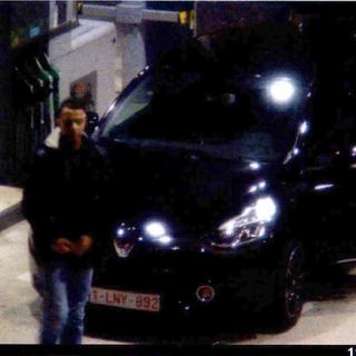 La vidéo de surveillance d'une station service montre Salah Abdeslam (à gauche) et Mohamed Abrini (à droite) le 11 novembre 2015 près de Paris.