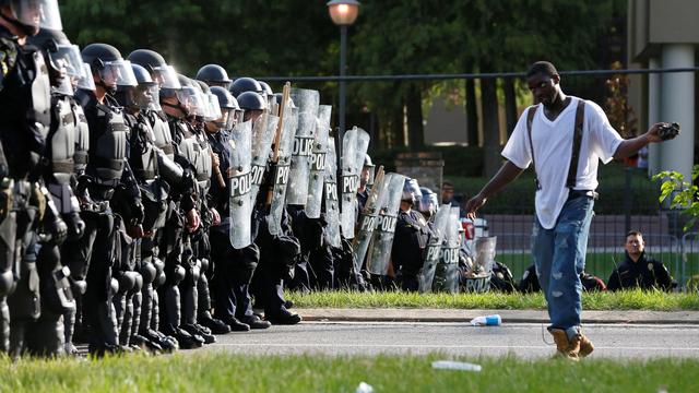 La police sur le qui-vive lors des manifestations, comme ici à Baton rouge en Louisiane. [Jonathan Bachman]