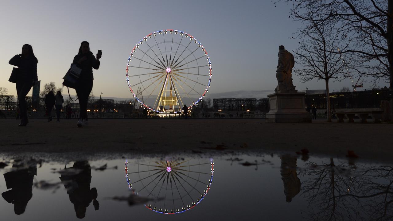 Les hôtels et restaurants parisiens ont enregistré des baisses de réservations depuis les attentats du 13 novembre.