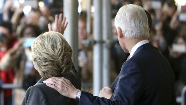 Hillary Clinton salue ses supporters après l'annonce de sa défaite. Elle avait pourtant engrangé davantage de votes populaires que son adversaire. [AP Photo - Seth Wenig]