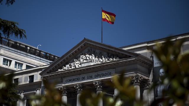 Le drapeau espagnol flotte au-dessus du Parlement à Madrid. [Andrea Comas]