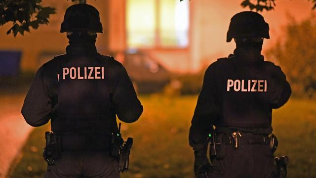 Des officiers de police allemands à Chemnitz, où des explosifs ont été découverts samedi.